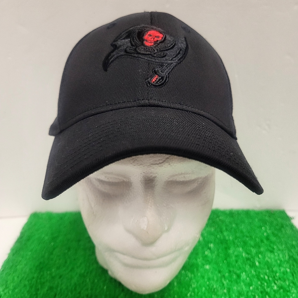 Vtg Tampa Bay Buccaneers Hat Reebok Black Fitted OSFA NFL Embroidered Cap Rare